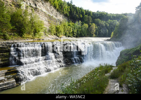 La cascade de la lower falls trouvés à Letchworth State Park. Banque D'Images