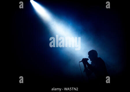 Brett Anderson du groupe de rock anglais, le Suède, est vu en live à Vodafone Paredes de Coura festival à Paredes de Coura, Portugal. Banque D'Images