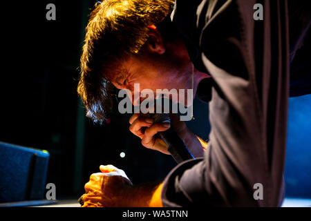 Brett Anderson du groupe de rock anglais, le Suède, est vu en live à Vodafone Paredes de Coura festival à Paredes de Coura, Portugal. Banque D'Images