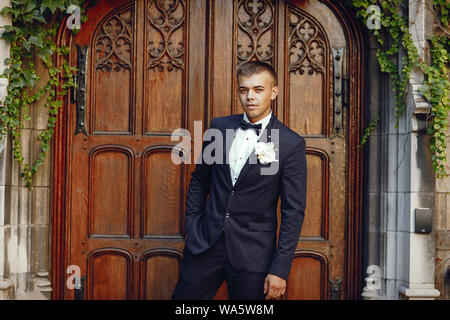 Groom dans un parc Banque D'Images