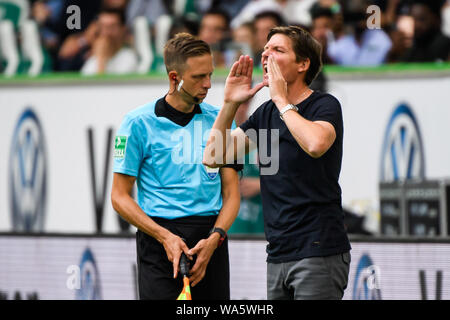 Wolfsburg, Allemagne. Août 17, 2019. L'entraîneur-chef Oliver Glasner (R) de Wolfsburg réagit au cours d'un match de Bundesliga allemande entre VfL Wolfsburg et 1.FC Koeln à Wolfsburg, Allemagne, le 17 août 2019. Crédit : Kevin Voigt/Xinhua Banque D'Images