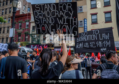 New York, USA. Août 17, 2019. Des centaines d'activistes se sont joints à l'appui du groupe New-yorkais Hong Kong (HK4Ny) lors d'un rassemblement le 17 août 2019 à Confucius Plaza, dans le quartier chinois suivie d'une marche à Manhattan Bridge Petit Parc, pour montrer leur soutien à Hong Kong continue de la démocratie pro lutte. Cela a été choisie pour coïncider avec la '' 'Les droits de l'homme Civil/' rassemblement à Victoria Park Hong Kong ainsi que trois autres manifestations prévues en cours à Hong Kong cette semaine. Crédit : Erik McGregor/ZUMA/Alamy Fil Live News Banque D'Images