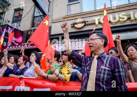 New York, USA. Août 17, 2019. Tout aussi counterprotest appelant à une Chine a eu lieu juste en face de la rue. - Des centaines d'activistes se sont joints à l'appui du groupe New-yorkais Hong Kong (HK4Ny) lors d'un rassemblement le 17 août 2019 à Confucius Plaza, dans le quartier chinois suivie d'une marche à Manhattan Bridge Petit Parc, pour montrer leur soutien à Hong Kong continue de la démocratie pro lutte. Cela a été choisie pour coïncider avec la '' 'Les droits de l'homme Civil/' rassemblement à Victoria Park Hong Kong ainsi que trois autres manifestations prévues en cours à Hong Kong cette semaine. Crédit : Erik McGregor/ZUMA/Alamy Fil Live News Banque D'Images