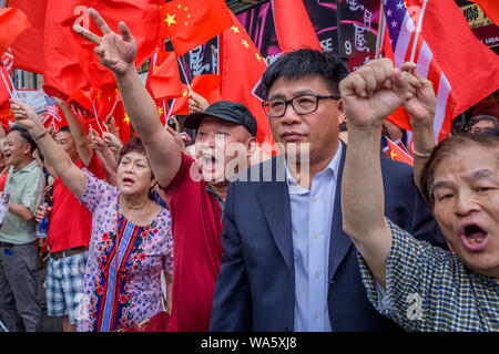 New York, USA. Août 17, 2019. Tout aussi counterprotest appelant à une Chine a eu lieu juste en face de la rue. - Des centaines d'activistes se sont joints à l'appui du groupe New-yorkais Hong Kong (HK4Ny) lors d'un rassemblement le 17 août 2019 à Confucius Plaza, dans le quartier chinois suivie d'une marche à Manhattan Bridge Petit Parc, pour montrer leur soutien à Hong Kong continue de la démocratie pro lutte. Cela a été choisie pour coïncider avec la '' 'Les droits de l'homme Civil/' rassemblement à Victoria Park Hong Kong ainsi que trois autres manifestations prévues en cours à Hong Kong cette semaine. Crédit : Erik McGregor/ZUMA/Alamy Fil Live News Banque D'Images