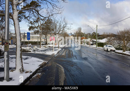 Katoomba, Blue Mountains, Australie, 10 août 2019 : une scène de rue enneigée à Katoomba dans les Blue Mountains. Banque D'Images