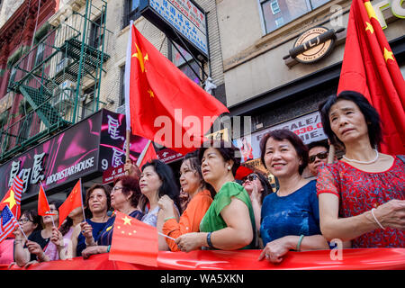 New York, USA. Août 17, 2019. Tout aussi counterprotest appelant à une Chine a eu lieu juste en face de la rue. - Des centaines d'activistes se sont joints à l'appui du groupe New-yorkais Hong Kong (HK4Ny) lors d'un rassemblement le 17 août 2019 à Confucius Plaza, dans le quartier chinois suivie d'une marche à Manhattan Bridge Petit Parc, pour montrer leur soutien à Hong Kong continue de la démocratie pro lutte. Cela a été choisie pour coïncider avec la '' 'Les droits de l'homme Civil/' rassemblement à Victoria Park Hong Kong ainsi que trois autres manifestations prévues en cours à Hong Kong cette semaine. Crédit : Erik McGregor/ZUMA/Alamy Fil Live News Banque D'Images