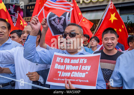 New York, USA. Août 17, 2019. Tout aussi counterprotest appelant à une Chine a eu lieu juste en face de la rue. - Des centaines d'activistes se sont joints à l'appui du groupe New-yorkais Hong Kong (HK4Ny) lors d'un rassemblement le 17 août 2019 à Confucius Plaza, dans le quartier chinois suivie d'une marche à Manhattan Bridge Petit Parc, pour montrer leur soutien à Hong Kong continue de la démocratie pro lutte. Cela a été choisie pour coïncider avec la '' 'Les droits de l'homme Civil/' rassemblement à Victoria Park Hong Kong ainsi que trois autres manifestations prévues en cours à Hong Kong cette semaine. Crédit : Erik McGregor/ZUMA/Alamy Fil Live News Banque D'Images