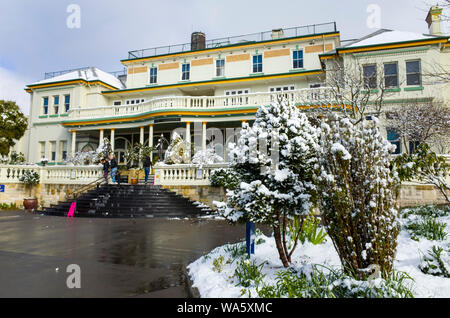 Katoomba, Blue Mountains, Australie, 10 août 2019 : l'historique Hôtel Carrington à Katoomba après un hiver neige Banque D'Images