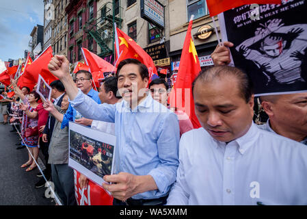 New York, USA. Août 17, 2019. Tout aussi counterprotest appelant à une Chine a eu lieu juste en face de la rue. - Des centaines d'activistes se sont joints à l'appui du groupe New-yorkais Hong Kong (HK4Ny) lors d'un rassemblement le 17 août 2019 à Confucius Plaza, dans le quartier chinois suivie d'une marche à Manhattan Bridge Petit Parc, pour montrer leur soutien à Hong Kong continue de la démocratie pro lutte. Cela a été choisie pour coïncider avec la '' 'Les droits de l'homme Civil/' rassemblement à Victoria Park Hong Kong ainsi que trois autres manifestations prévues en cours à Hong Kong cette semaine. Crédit : Erik McGregor/ZUMA/Alamy Fil Live News Banque D'Images