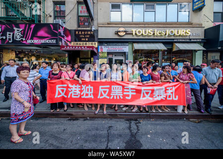 New York, USA. Août 17, 2019. Tout aussi counterprotest appelant à une Chine a eu lieu juste en face de la rue. - Des centaines d'activistes se sont joints à l'appui du groupe New-yorkais Hong Kong (HK4Ny) lors d'un rassemblement le 17 août 2019 à Confucius Plaza, dans le quartier chinois suivie d'une marche à Manhattan Bridge Petit Parc, pour montrer leur soutien à Hong Kong continue de la démocratie pro lutte. Cela a été choisie pour coïncider avec la '' 'Les droits de l'homme Civil/' rassemblement à Victoria Park Hong Kong ainsi que trois autres manifestations prévues en cours à Hong Kong cette semaine. Crédit : Erik McGregor/ZUMA/Alamy Fil Live News Banque D'Images