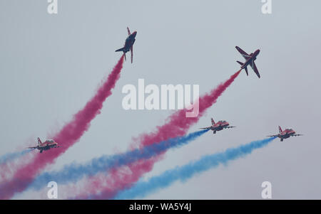 Chicago, Illinois, USA. Août 17, 2019. Des flèches rouges peinture pilotes le ciel rouge et bleu. Samedi a été le premier des deux jours de la 61e conférence annuelle de Chicago, l'air et l'eau Afficher le long de la rive du lac Michigan, le 17 août 2019. Crédit : Rob Dicker/ZUMA/Alamy Fil Live News Banque D'Images