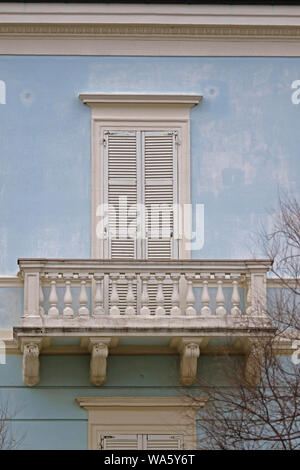 Vieille maison de bord en mauvais état à Pesaro en hiver en Italie avec des volets en bois en difficulté Banque D'Images