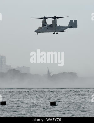 Chicago, Illinois, USA. Août 17, 2019. L'un des deux US Marine Corp. MV-22 Ospreys plane sur le lac Michigan. L'avion décolle comme un hélicoptère et les moteurs tourner de 90 degrés pour devenir un avion. Samedi a été le premier des deux jours de la 61e conférence annuelle de Chicago, l'air et l'eau Afficher le long de la rive du lac Michigan, le 17 août 2019. Crédit : Rob Dicker/ZUMA/Alamy Fil Live News Banque D'Images