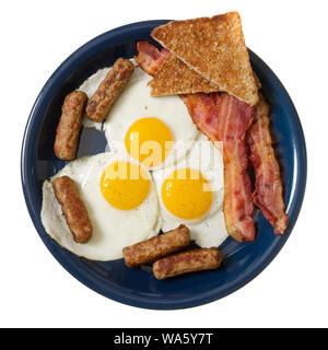 Repas Petit déjeuner énorme d'œufs, bacon, saucisses et toasts, isolé sur fond blanc Banque D'Images