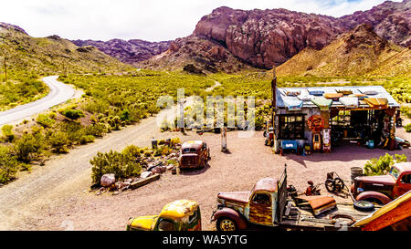 Les bâtiments anciens, les voitures et autres véhicules historiques utilisés dans les films sont encore à l'ancienne ville minière de El Dorado à Eldorado Canyon dans le désert du Nevada Banque D'Images