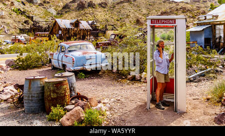 Vintage Phone Booth et animaux utilisés dans les films sur l'écran dans l'ancienne ville minière de El Dorado à l'Eldorado Canyon dans le désert du Nevada, USA Banque D'Images