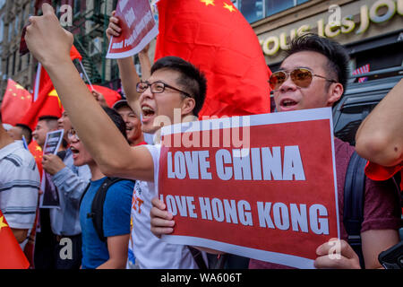 Tout aussi counterprotest appelant à une Chine a eu lieu juste en face de la rue. - Des centaines d'activistes se sont joints à l'appui du groupe New-yorkais Hong Kong (HK4Ny) lors d'un rassemblement le 17 août 2019 à Confucius Plaza, dans le quartier chinois suivie d'une marche à Manhattan Bridge Petit Parc, pour montrer leur soutien à Hong Kong continue de la démocratie pro lutte. Cela a été choisie pour coïncider avec le "front des droits civils" dans le parc Victoria, Hong Kong ainsi que trois autres manifestations prévues en cours à Hong Kong cette semaine. (Photo par Erik McGregor/Pacific Press) Banque D'Images