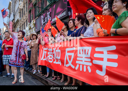 Tout aussi counterprotest appelant à une Chine a eu lieu juste en face de la rue. - Des centaines d'activistes se sont joints à l'appui du groupe New-yorkais Hong Kong (HK4Ny) lors d'un rassemblement le 17 août 2019 à Confucius Plaza, dans le quartier chinois suivie d'une marche à Manhattan Bridge Petit Parc, pour montrer leur soutien à Hong Kong continue de la démocratie pro lutte. Cela a été choisie pour coïncider avec le "front des droits civils" dans le parc Victoria, Hong Kong ainsi que trois autres manifestations prévues en cours à Hong Kong cette semaine. (Photo par Erik McGregor/Pacific Press) Banque D'Images