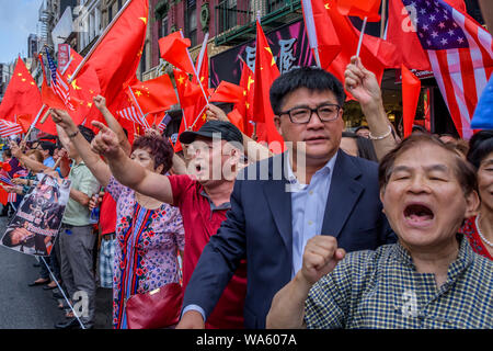 Tout aussi counterprotest appelant à une Chine a eu lieu juste en face de la rue. - Des centaines d'activistes se sont joints à l'appui du groupe New-yorkais Hong Kong (HK4Ny) lors d'un rassemblement le 17 août 2019 à Confucius Plaza, dans le quartier chinois suivie d'une marche à Manhattan Bridge Petit Parc, pour montrer leur soutien à Hong Kong continue de la démocratie pro lutte. Cela a été choisie pour coïncider avec le "front des droits civils" dans le parc Victoria, Hong Kong ainsi que trois autres manifestations prévues en cours à Hong Kong cette semaine. (Photo par Erik McGregor/Pacific Press) Banque D'Images