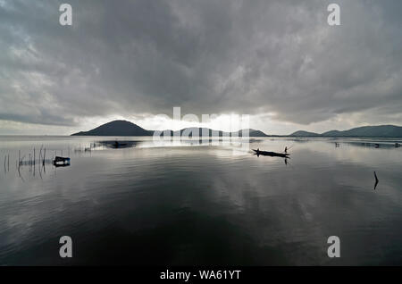 Les nuages de la mousson sur le lac Chilka, Rambha, Odisha, Inde Banque D'Images