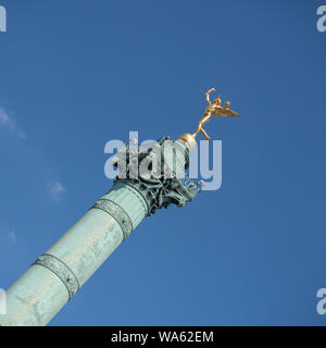 PARIS, FRANCE - 02 AOÛT 2018 : la colonne de juillet commémorant la Révolution de 1830 en place de la Bastille Banque D'Images