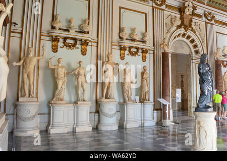 ROME, ITALIE - 6 avril 2016 : statues à l'intérieur d'une chambre à Palazzo Nuovo dans les musées du Capitole à Rome, Italie Banque D'Images