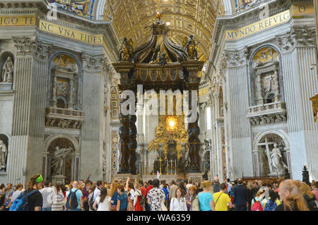 ROME, ITALIE - 6 avril 2016 : fidèles et touristes à l'intérieur de la Basilique Saint Pierre au Vatican Banque D'Images