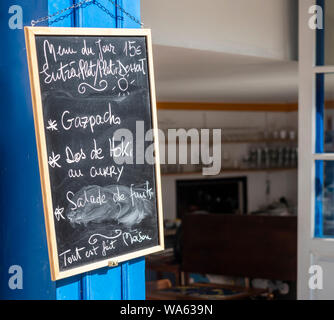 PARIS, FRANCE - 02 AOÛT 2018 : menu noir à l'extérieur du restaurant Cafe Banque D'Images