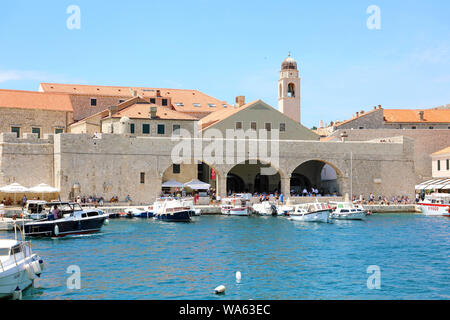 DUBROVNIK, CROATIE - JUILLET 12,2019 : le port de la vieille ville de Dubrovnik, Croatie. Banque D'Images