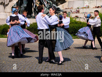 Troupe de danse traditionnelle hongroise dans les coutumes folkloriques avec une performance publique square. Les couples danser maintenant chaque autres. Cluj, Roumanie, Août Banque D'Images