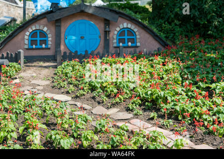 Le petit hobbit house. Parterre à thème dans le parc. Banque D'Images