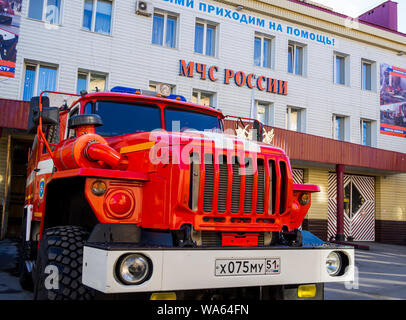 Mourmansk, Russie - 22 Avril 2019 : Incendie camion quitte le poste d'incendie Banque D'Images