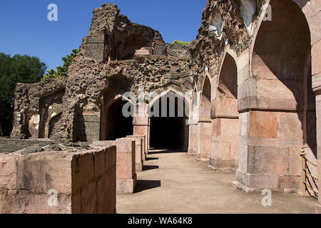 Vue de la structure en pierre fait naufrage à proximité de Hindola Mahal ou Palais oscillante à Mandu dans le Madhya Pradesh, en Inde, en Asie Banque D'Images