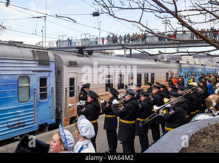 Mourmansk, Russie - 22 Avril 2019 : arrivée du train bande militaire Banque D'Images