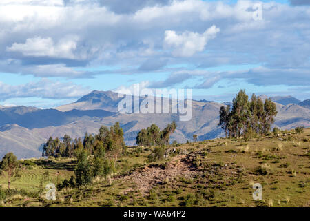 Vallée fertile au-dessous des forêts et des terrasses agricoles anciennes et la lumière de la montagne au coucher du soleil, la Vallée Sacrée des Incas, le Pérou Banque D'Images