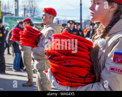 Mourmansk, Russie - 22 Avril 2019 : Unarmeys tenir des piles de bérets uniforme Banque D'Images