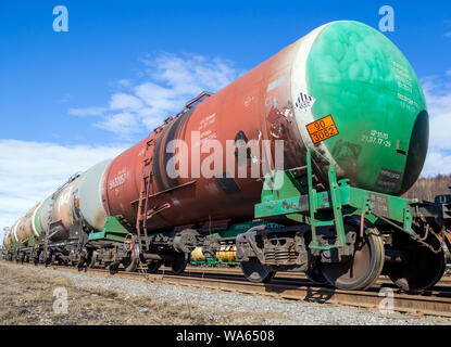 Mourmansk, Russie - 22 Avril 2019 : train de chemin de fer avec des chars Banque D'Images