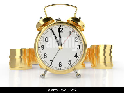 Réveil d'or et des piles de pièces d'or. Arrière-plan blanc. Le temps est argent concept. Le rendu 3D Banque D'Images
