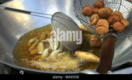Close up of food ajoutée à une casserole et poêle dans Chinatown, Bangkok Banque D'Images