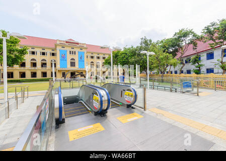 Bangkok , Thaïlande - 16 août, 2019 : Outdoor escalator à l'avant du musée de Siam pour passager de la station de MRT Sanamchai Banque D'Images