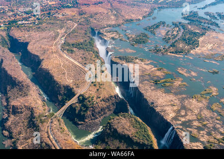 Antenne de Victoria Falls spectaculaire cascade et pont sur le Zambèze, le Zimbabwe, l'Afrique Banque D'Images
