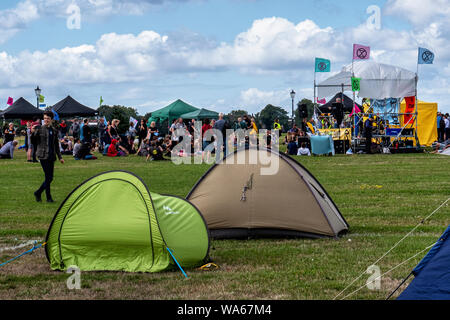 UK, Londres, Blackheath Common, 17-18 septembre 2019 août. L'Extinction d'un événement de la rébellion dans le sud-est de Londres ce week-end fait prendre conscience de l'augmentation du changement climatique mondial. Les militants ont des activités prévues à Blackheath Common pour protester contre le conseil et les investissements publics dans l'industrie des combustibles fossiles et ses effets sur la vie sur terre et dans les océans. Les deux jours de festival a inclus des discussions, haut-parleurs, musique live et des divertissements. Une nourriture (avec don volontaire) stall est servant nourriture Vegan à la foule. Le dimanche (18 Août) il y aura un "nouveau black death procession," où les manifestants Banque D'Images