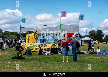 UK, Londres, Blackheath Common, 17-18 septembre 2019 août. L'Extinction d'un événement de la rébellion dans le sud-est de Londres ce week-end fait prendre conscience de l'augmentation du changement climatique mondial. Les militants ont des activités prévues à Blackheath Common pour protester contre le conseil et les investissements publics dans l'industrie des combustibles fossiles et ses effets sur la vie sur terre et dans les océans. Les deux jours de festival a inclus des discussions, haut-parleurs, musique live et des divertissements. Une nourriture (avec don volontaire) stall est servant nourriture Vegan à la foule. Le dimanche (18 Août) il y aura un "nouveau black death procession," où les manifestants Banque D'Images