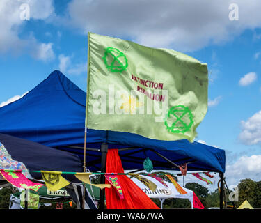 UK, Londres, Blackheath Common, 17-18 septembre 2019 août. L'Extinction d'un événement de la rébellion dans le sud-est de Londres ce week-end fait prendre conscience de l'augmentation du changement climatique mondial. Les militants ont des activités prévues à Blackheath Common pour protester contre le conseil et les investissements publics dans l'industrie des combustibles fossiles et ses effets sur la vie sur terre et dans les océans. Les deux jours de festival a inclus des discussions, haut-parleurs, musique live et des divertissements. Une nourriture (avec don volontaire) stall est servant nourriture Vegan à la foule. Le dimanche (18 Août) il y aura un "nouveau black death procession," où les manifestants Banque D'Images