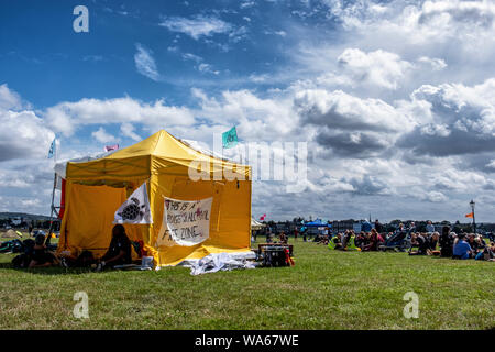 UK, Londres, Blackheath Common, 17-18 septembre 2019 août. L'Extinction d'un événement de la rébellion dans le sud-est de Londres ce week-end fait prendre conscience de l'augmentation du changement climatique mondial. Les militants ont des activités prévues à Blackheath Common pour protester contre le conseil et les investissements publics dans l'industrie des combustibles fossiles et ses effets sur la vie sur terre et dans les océans. Les deux jours de festival a inclus des discussions, haut-parleurs, musique live et des divertissements. Une nourriture (avec don volontaire) stall est servant nourriture Vegan à la foule. Le dimanche (18 Août) il y aura un "nouveau black death procession," où les manifestants Banque D'Images