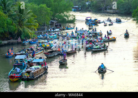 Achat agriculteurs entassés dans le marché flottant de Phong Dien matin avec des dizaines de bateaux le long de la rivière du commerce des produits agricoles sert à Can Tho Banque D'Images