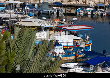 Les bateaux de pêche amarrés dans le petit port de Pomos, district de Paphos, Chypre Banque D'Images