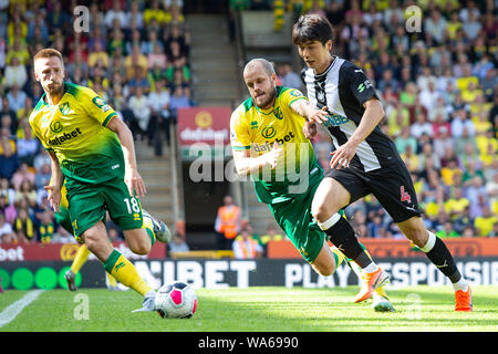 Norwich, Royaume-Uni. 17 août 2019. Teemu Pukki de Norwich City s'attaque Ki Sung-Yueng de Newcastle United lors du premier match de championnat entre Norwich City et Newcastle United à Carrow Road, Norwich le samedi 17 août 2019. Usage éditorial uniquement, licence requise pour un usage commercial. Photographie peut uniquement être utilisé pour les journaux et/ou à des fins d'édition de magazines. (Crédit : Alan Hayward | MI News) Credit : MI News & Sport /Alamy Live News Banque D'Images