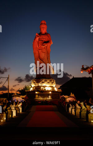 Statue de Tianhou Mazu, déesse de la mer de Chine au Vihara Satya, Dharma temple bouddhiste chinois. Port de Benoa, Bali, Indonésie. La nuit. Banque D'Images