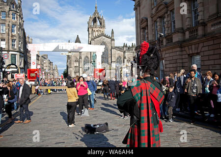 Edinburgh Fringe Festival, de cornemuse et de la foule de visiteurs sur Royal Mile, Édimbourg, Écosse Banque D'Images